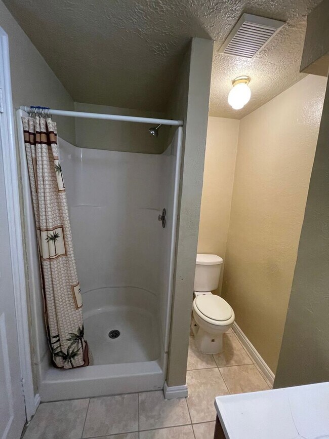 Building Photo - One bed Apartment in Amazing location!