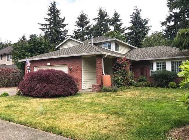 Building Photo - Open, bright and roomy with private backyard
