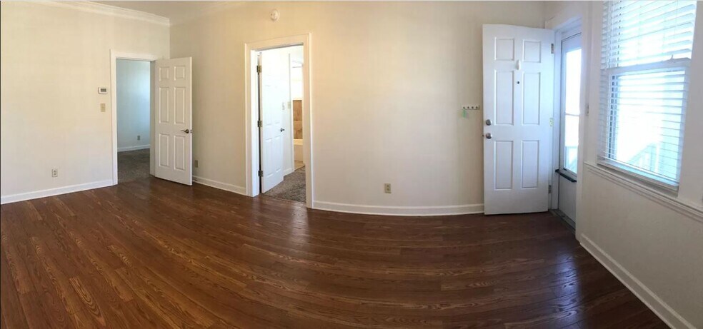 Living room - 308 N Green St