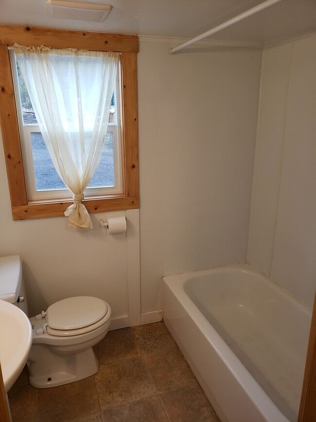 Building Photo - 2BDR/1BA Single-level Newly remodeled house in the country off of Rocky Point Rd.