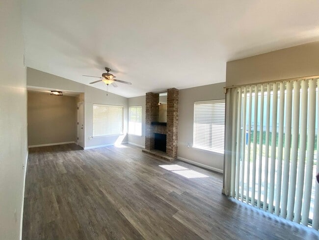 Building Photo - Remodeled 3 Bedroom 2 Bath  with cute back...