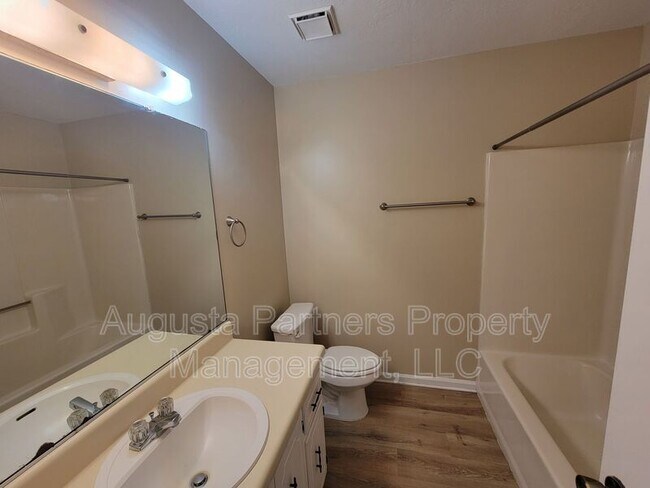 Building Photo - 207 Flores Ln