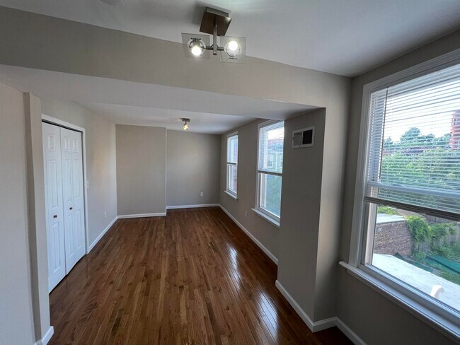 Building Photo - 222 4th St