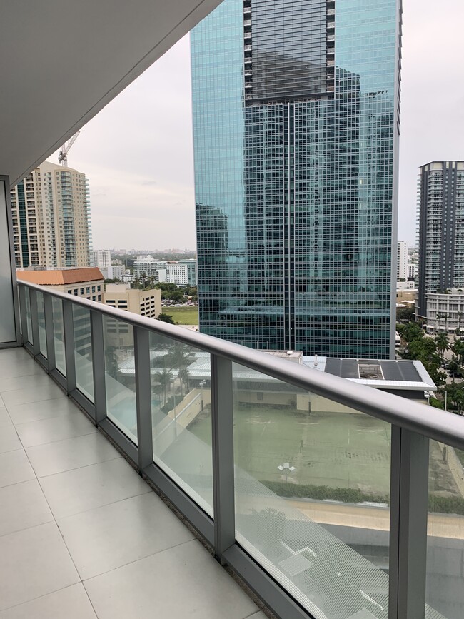 Building Photo - 1300 Brickell Bay Dr