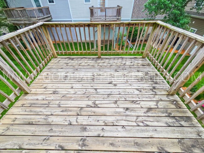 Building Photo - Summer Special! 2-Bedroom, 2.5-Bath Townhome in Urbandale with 2-Car Attached Garage