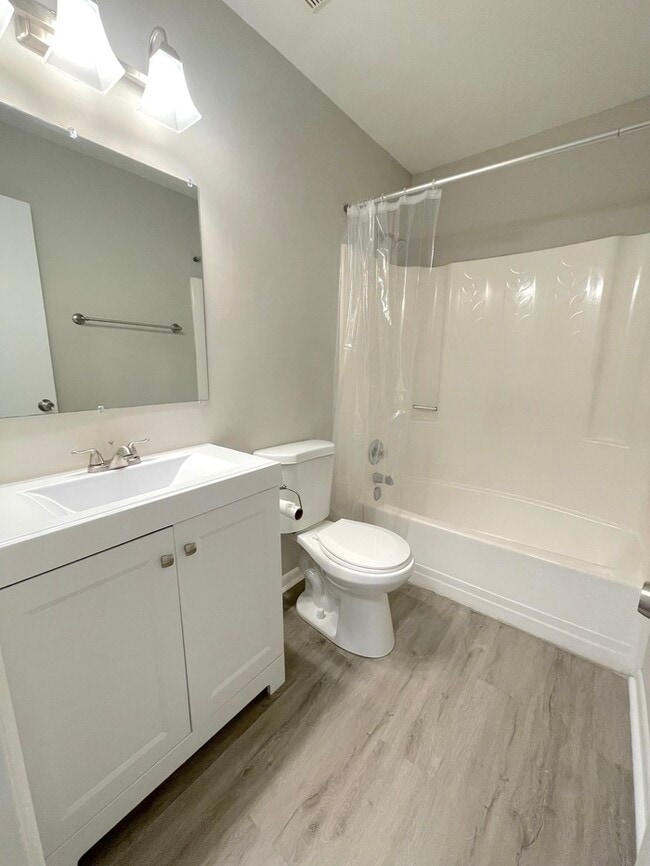 Building Photo - UPDATED 2BED/1BATH TOWNHOME IN TOWN CENTER...