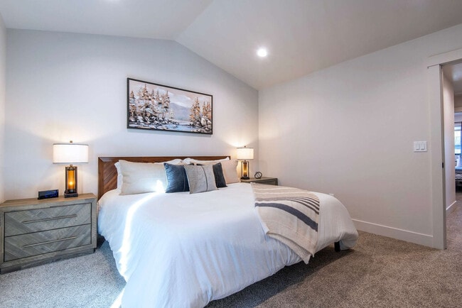 Building Photo - 690 Stone Peak Lp