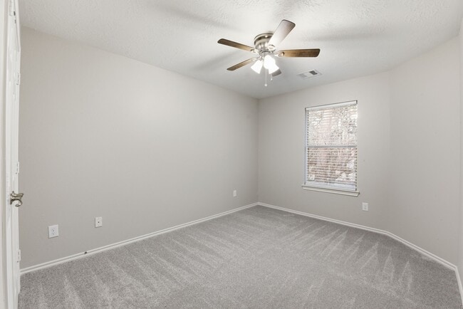 Building Photo - 25542 Saddlebrook Village Dr