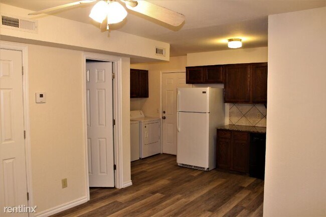 Primary Photo - 2 br, 1.5 bath Townhome - 806 E Jenkins St