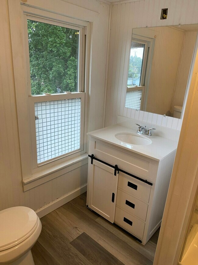 Building Photo - 137 S Spruce St