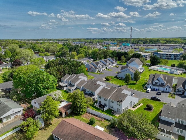 Building Photo - Year-round rental - 4 br 2.5 ba Twin Home in Seabright Village – East of Route 1