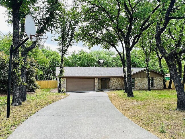 Building Photo - 2605 W Highland Dr