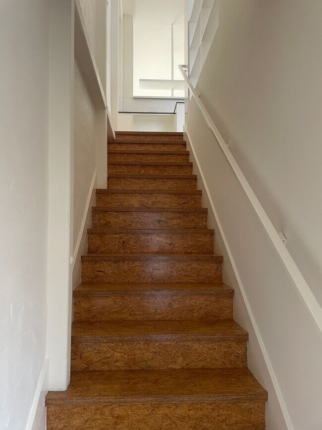 Building Photo - Bright Live-Work Studio  & Tall Ceilings o...