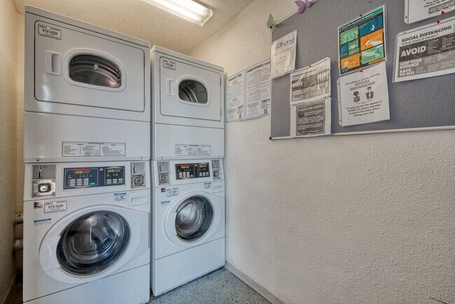 Building Photo - South Side 1 Bedroom - Move in Special!