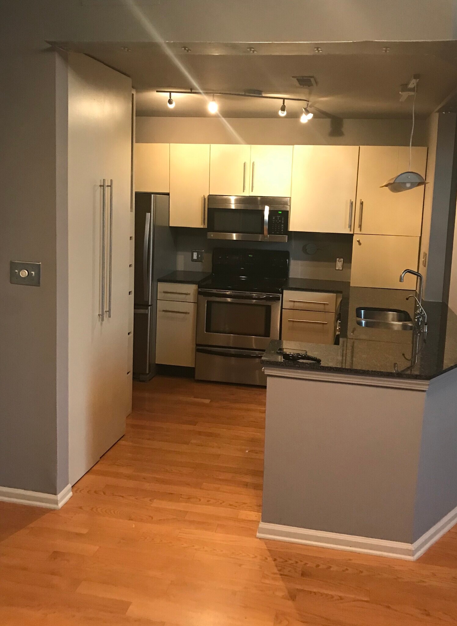 Kitchen - 920 E 62nd St
