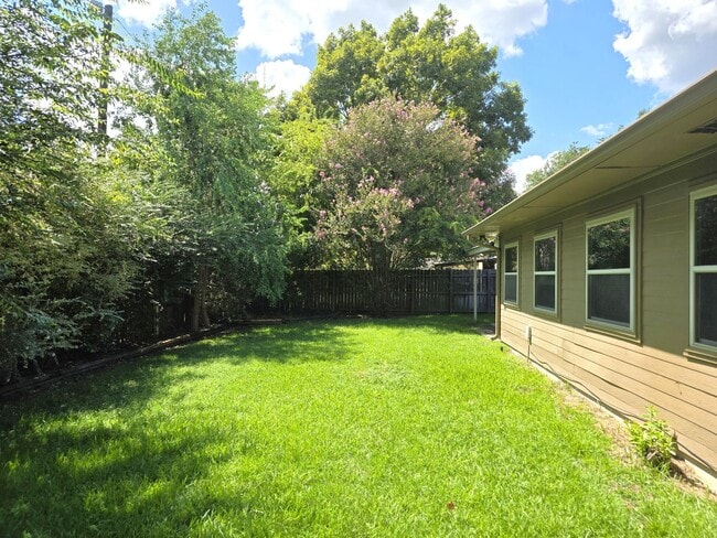 Building Photo - 1404 Woodbridge Dr