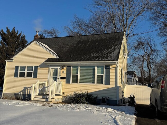 Building Photo - This beautifully updated 4-bedroom