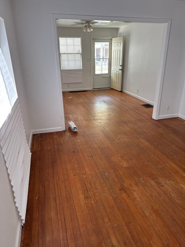 Building Photo - 1115 Winfield Ave