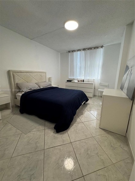 Building Photo - 300 Bayview Dr