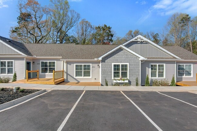 Building Photo - Modern 2-Bed, 2-Bath Single-Level Townhome in Conover – Pet-Friendly Community!