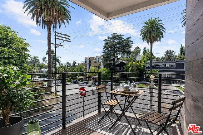 Building Photo - 2115 Beachwood Terrace