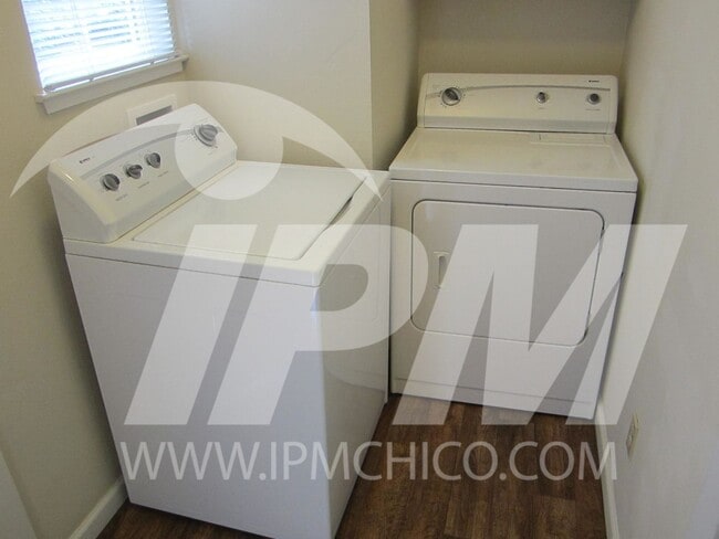 Building Photo - Classic 3 bedroom 2 bathroom home!