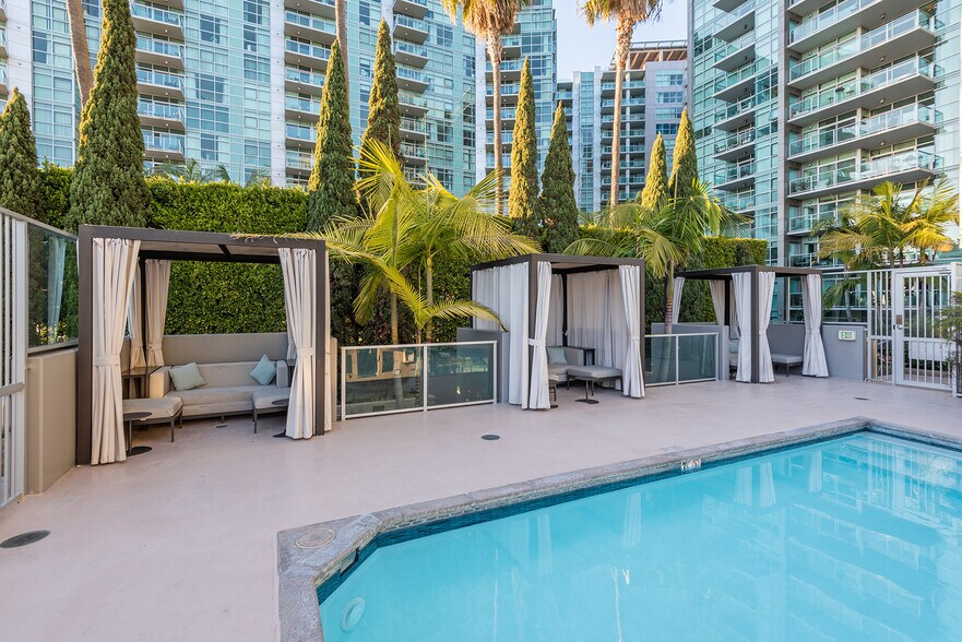 Building Photo - 13650 marina pointe Dr