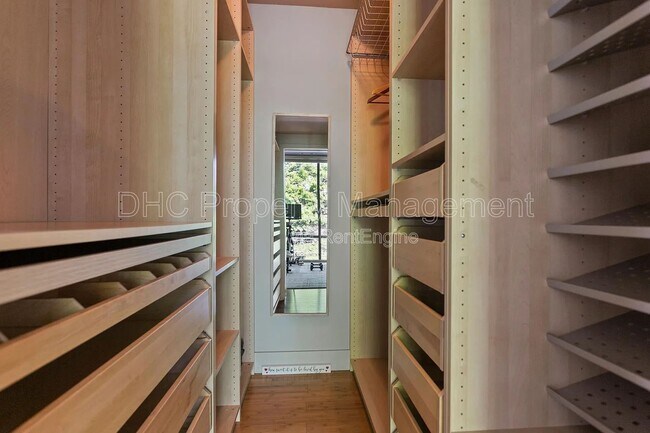 Building Photo - 574 Marietta St NW