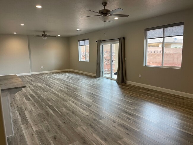 Building Photo - 1806 N Crimson Creek Dr