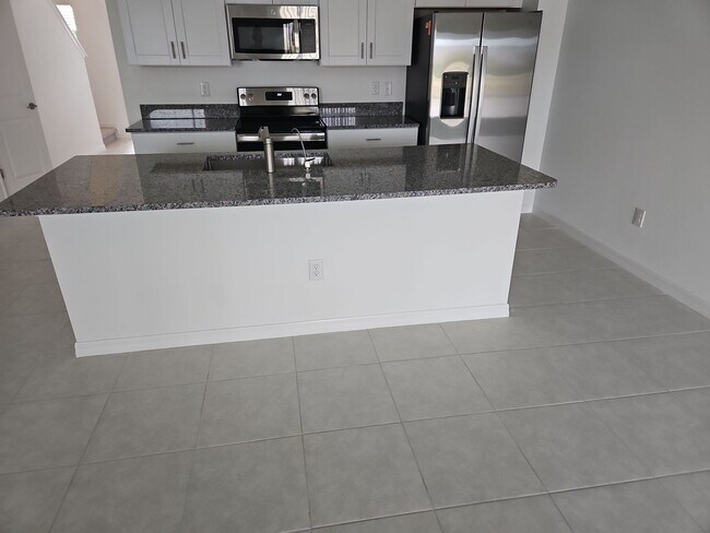 Building Photo - Dazzling 3-bedroom, 2.5-bathroom, 1 car ga...