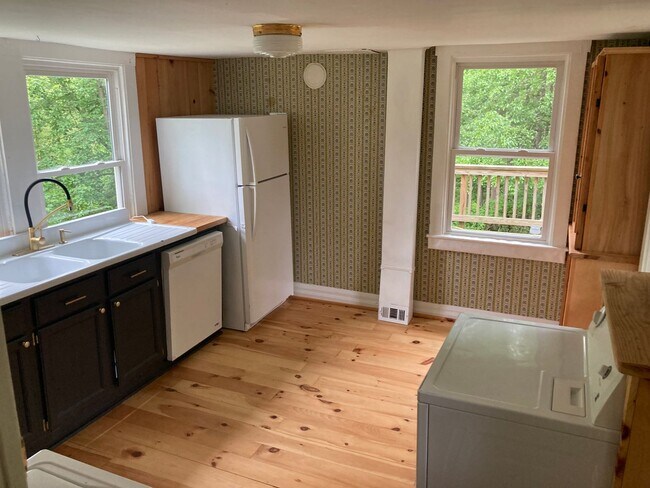 Building Photo - Charming 2 Bedroom/1.5 Bathroom Home in Cockeysville, MD!
