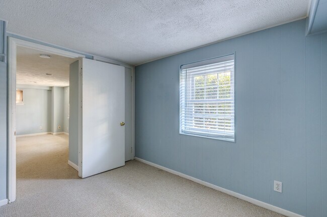 Building Photo - Charming End-Unit Townhouse in Fairlington