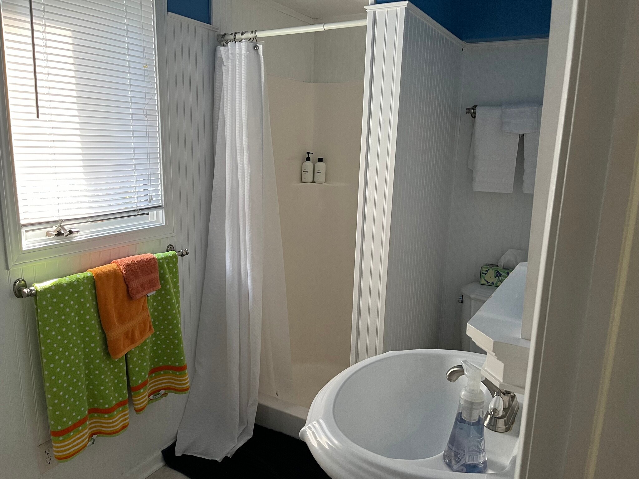 upstairs bath - 571 W End Dr