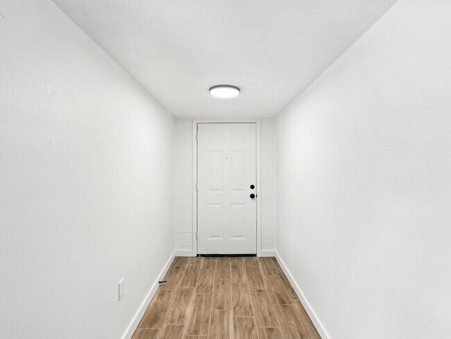 Building Photo - Fully upgraded home with garage!