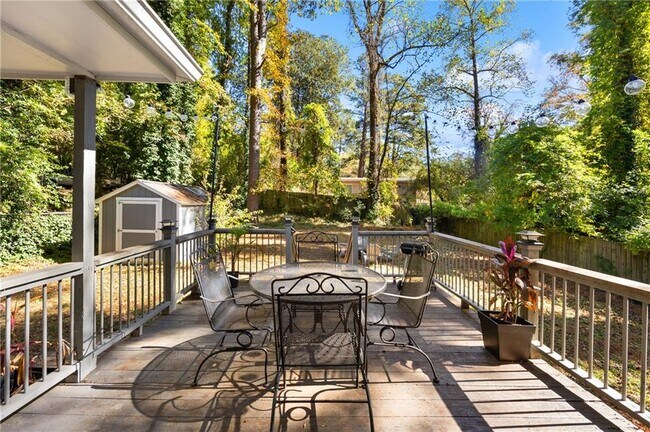 Building Photo - 1290 Glen Forest Way