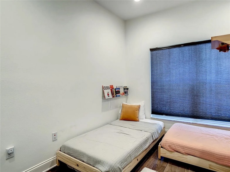 Building Photo - 902 8th Ave NW