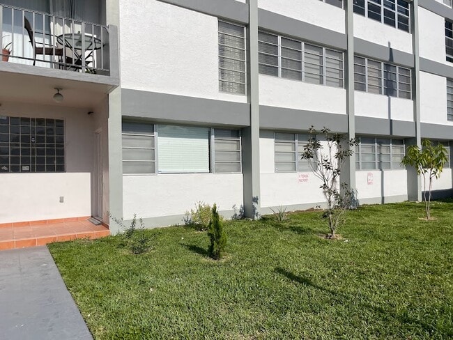 Building Photo - 1400 SW 27th Ave