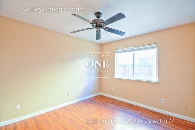 Building Photo - Charming 4 bedroom, 2 bath single story ho...