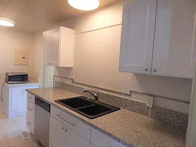 Building Photo - Bright 3-Bedroom Home Near UNR with Internet, Laundry and 3 Parking Spaces