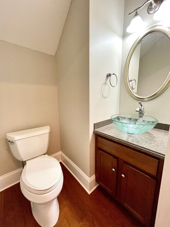 Building Photo - Lakeside Lviing in Loudon