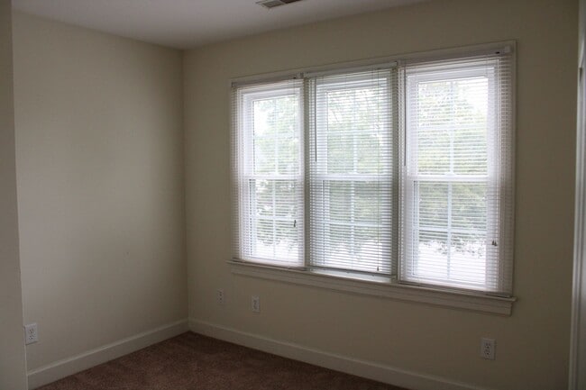 Building Photo - 4400 Dewfield Dr N