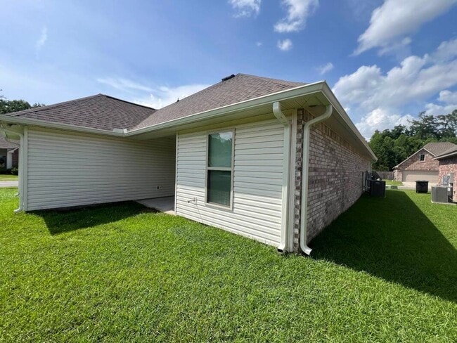 Building Photo - Trendy, 3 bedroom, 2 bath home in coveted Kenilworth Crossing Community near LSU