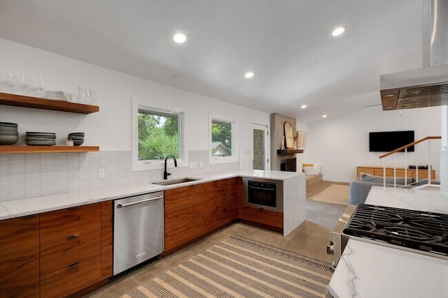 Building Photo - 2502 Side Cove