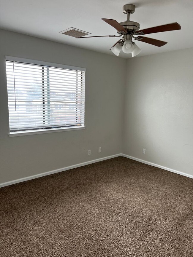 Building Photo - Please contact Vaughn Realty to set up an ...