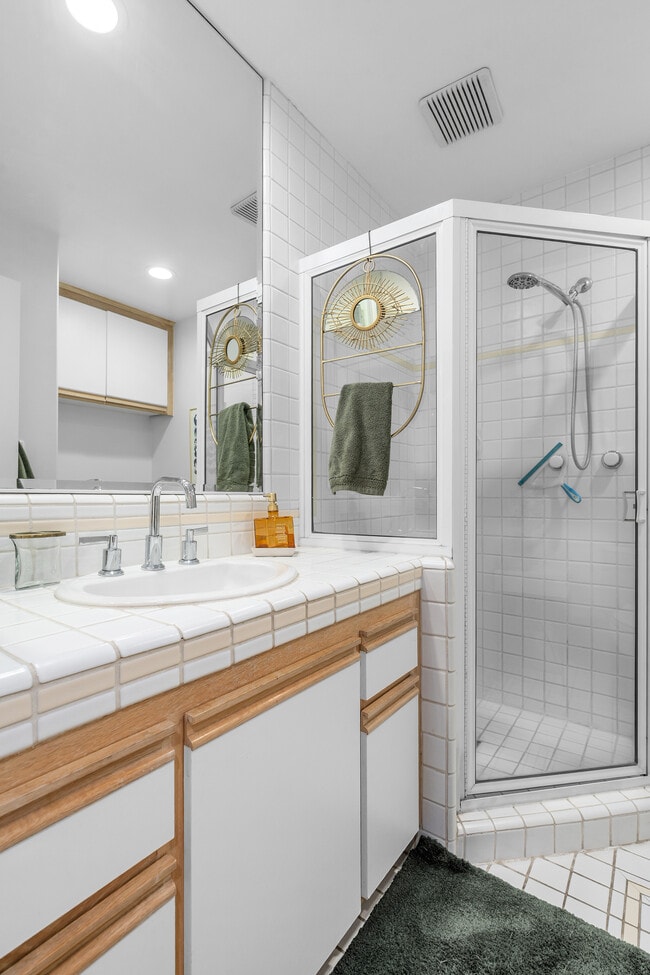 Building Photo - 20 Quarterdeck St