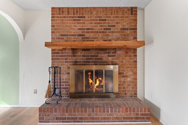 Building Photo - Tri-Level 4 Bed Home Near Ft. Carson