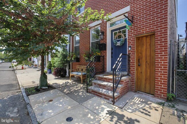 Building Photo - 2328 E Fletcher St