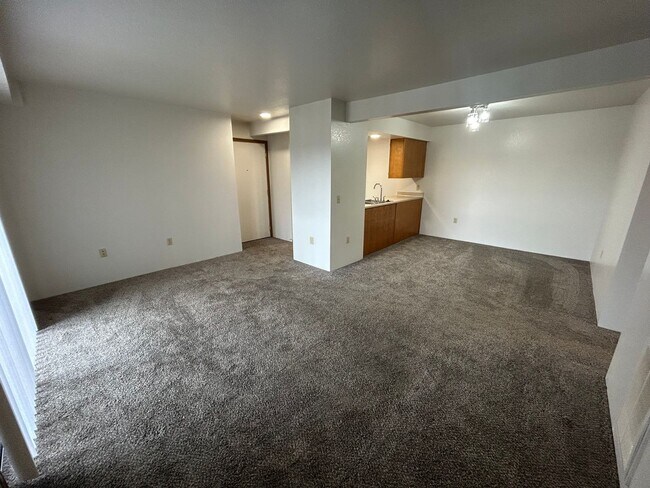Building Photo - 2 bedroom, 1 bath - middle floor apartment with updates & private balcony!