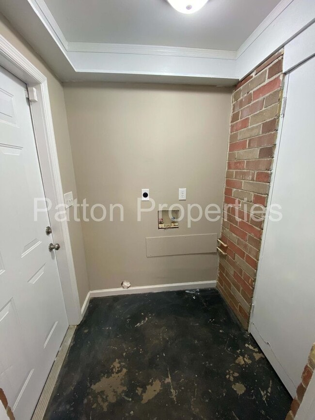 Building Photo - Belmont Home