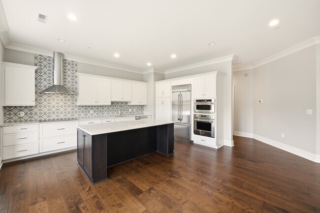 Building Photo - 6600 Seminary Woods Pl